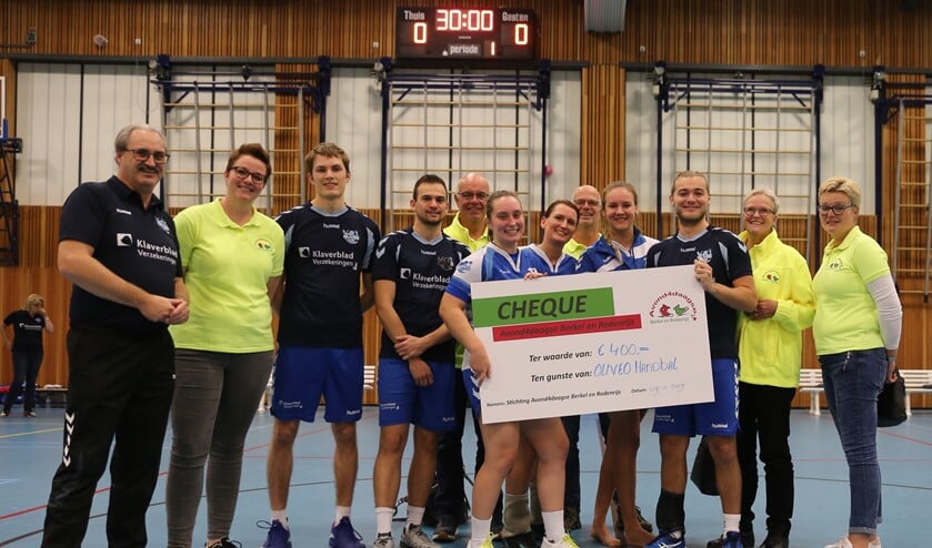 De organisatie van de Avond4daagse Berkel biedt Oliveo Handbal een cheque voor de geboden hulp. (foto Mieke van Veen)