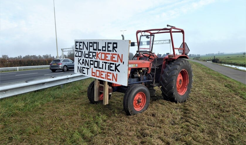 Eenzame trekker langs rijksweg A4. Elder stonden echter ook trekkers langs de rijkswegen (foto: Agnes van Boheemen).