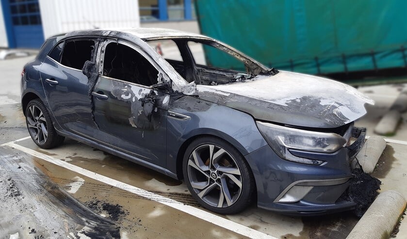 De uitgebrande Renault Megane (foto: politie).