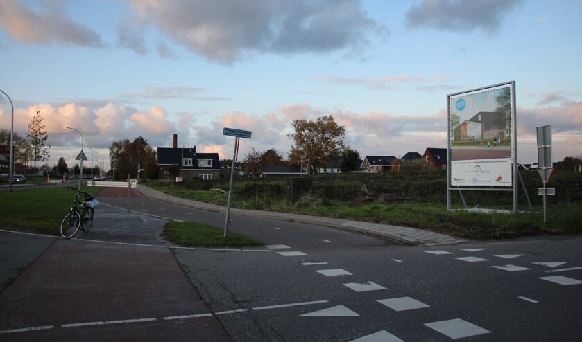 Rechts op deze foto de nieuwe entree van en naar de oude Monnikenweg. Verderop de oude entree.