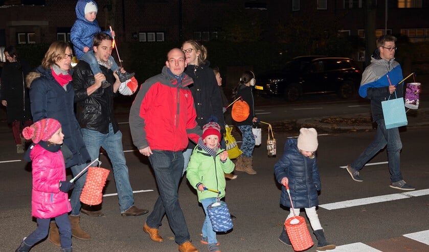 De lampionnenoptocht naar de St. Martinuskerk in Voorburg (archieffoto Michel Groen).