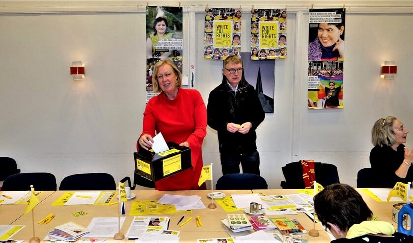 <p>Schrijfactie in De Voorhof met wethouder Astrid van Eekelen (archieffoto Ot Douwes).</p>