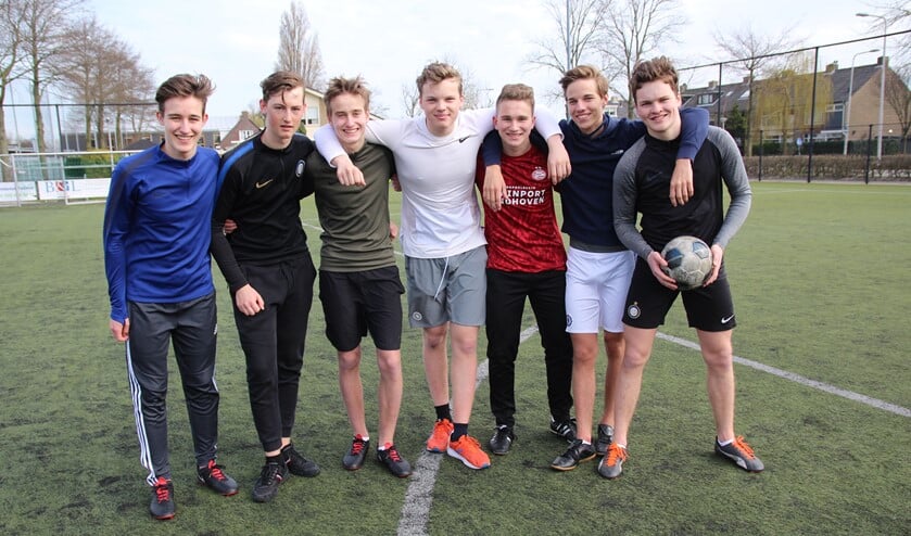 Jesper, Joep, Robin, Joris, Tom, Mees en Berend voetballen bij DEO in afwachting van thuisonderwijstaken die er aan zitten te komen.