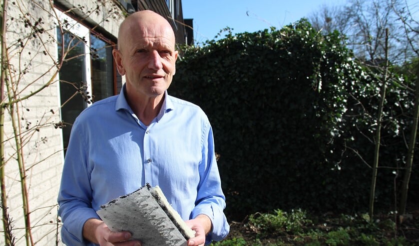 Paul van Winden met een stukje van de onderlaag van het groendak.