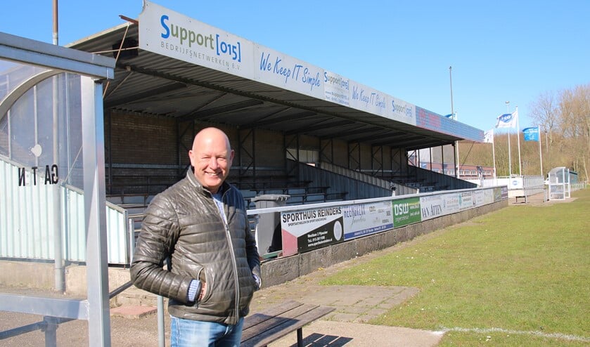 Peter de Jong bij de oude tribune die binnenkort tegen de vlakte gaat. Het hoofdveld wordt een kwart slag gedraaid.