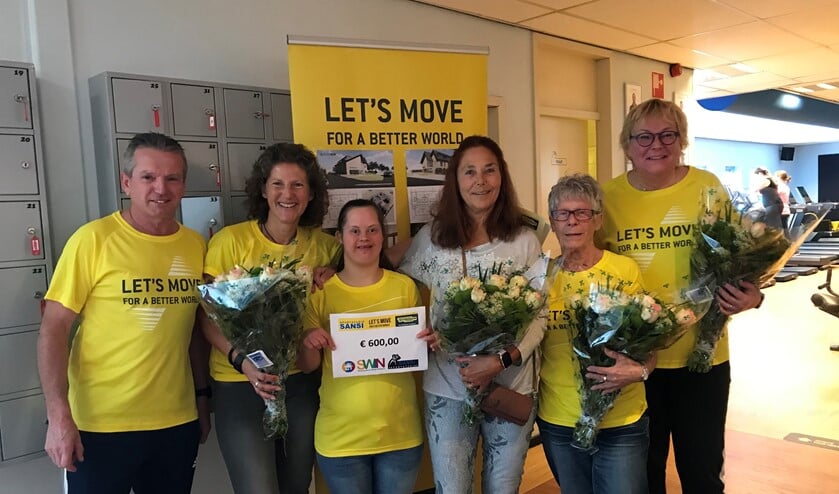 Jan van Dijk van Sportstudio Sansi, sporter Conny Peschel, toekomstig bewoonster Zonnedauw Cindy van de Sande, sporter Marianne van der Kruk, sporter Cobi van der Sman en sporter Erna Feijge.