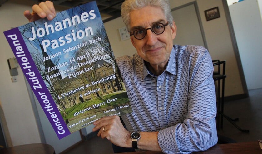 Harry Over met de poster van het Johannes Passion-event in de RK-kerk van Pijnacker volgende week zondag 14 april vanaf 15.00 uur.