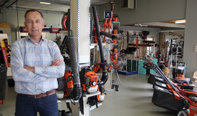 Hans van der Helm in de veelzijdige showroom waar ook de tuinhobbyist zijn ogen uitkijkt.