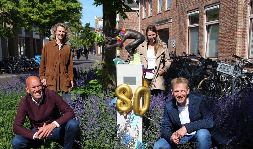 Frits van Velzen en Marc van Buijtene van de Toerclub Pijnacker bij het standbeeld, met Linda en Nina van Radiante Sport, de organisatie achter de Ode aan Jan Janssen. Op de foto ontbreekt Gerrit de Haan.