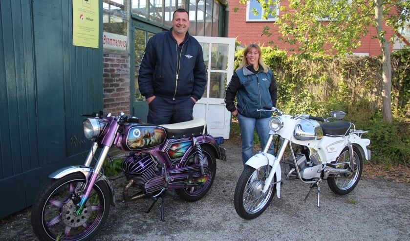 John en Wendy bij de schuur waar nu de portacabin nog in staat.