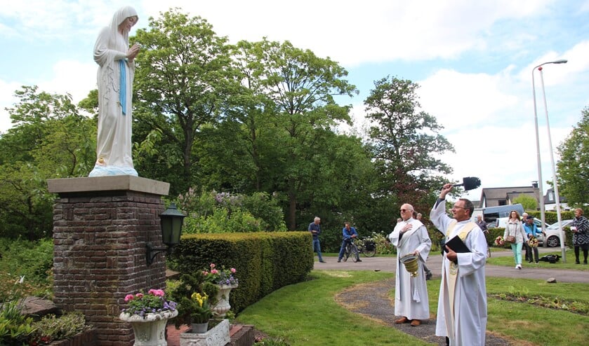 Pastor Stefan Bladowski en diaken Dick Vrijburg zegenden het vernieuwde beeld in.