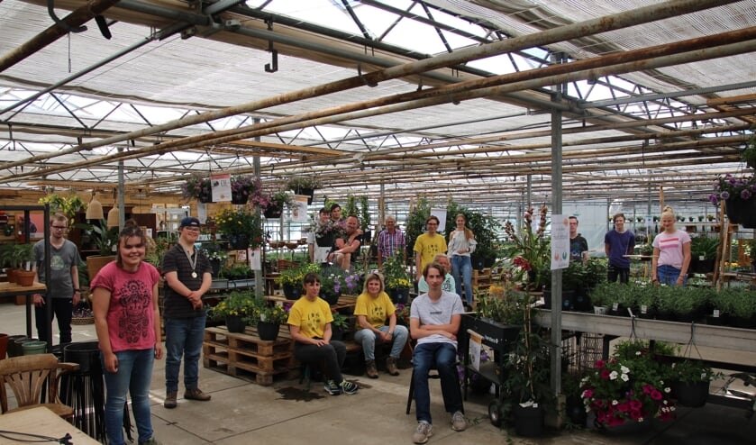 De mensen die dinsdag 19 mei aan het werk waren op veilige afstand van elkaar op de foto.
