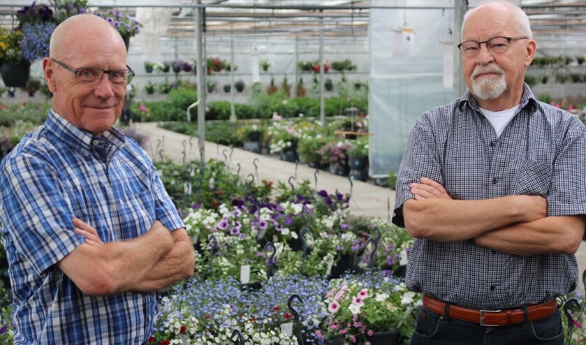 Theo van den Bulk en Rein Meijer zijn er best trots op dat hun werk vanaf nu in het Vermeer Centrum in Delft te zien is.