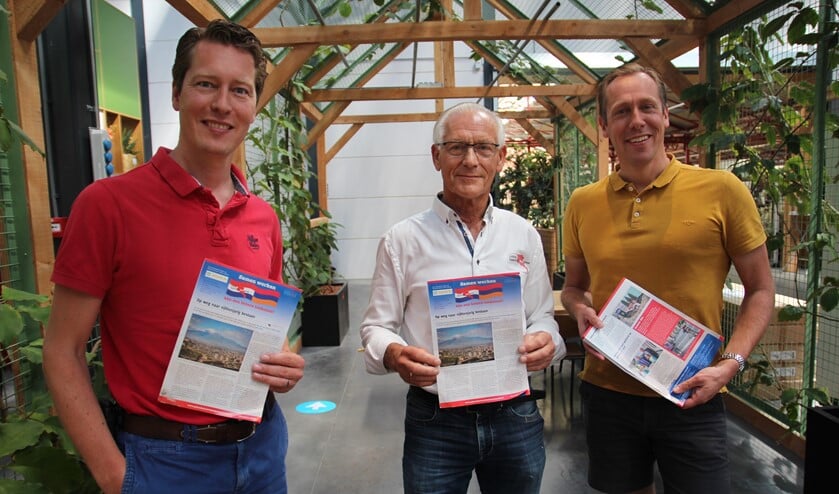 Jeroen en Stephan Droogh met in hun midden Henny Bos van de Stichting Pijnackernaren Helpen Armenië die in 1994 als wethouder Intratuin Pijnacker officieel mocht openen.