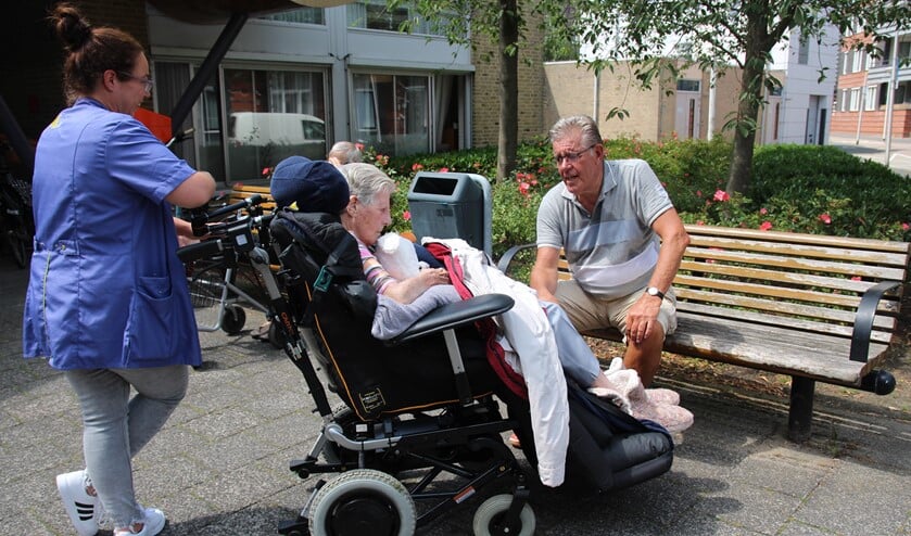 Langzaamaan zijn er bij Veenhage in Nootdorp weer live-contacten tussen bewoners en hun naasten.