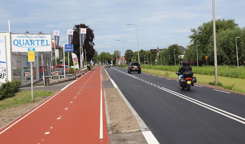 De bussen konden elkaar niet goed passeren en bij nader inzien bleek de weg te veel te zijn versmald: van 6,50 naar 5,50. De weg moet nu weer worden verbreed. Waarschijnlijk wordt het 6,10 meter.