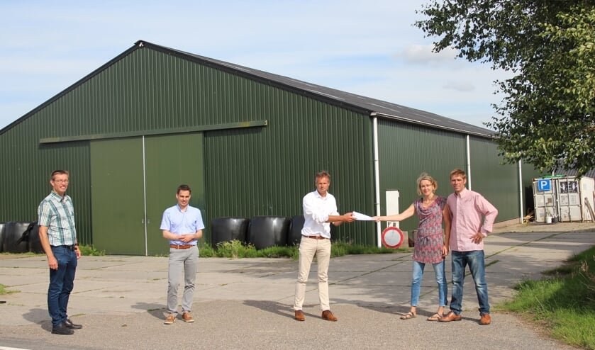 Begin juli is de overeenkomst gesloten tussen de Energiecoöperatie en het melkveebedrijf van Isabella en Dirk Gravesteyn. Links namens de coöperatie: André van Langen, Ronald Berk en Matthijs Beke.