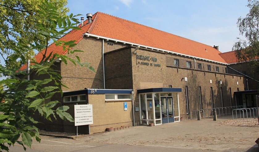 De buitenzijde van het gebouw blijft behouden en binnen wordt het boven en beneden volledig verbouwd.