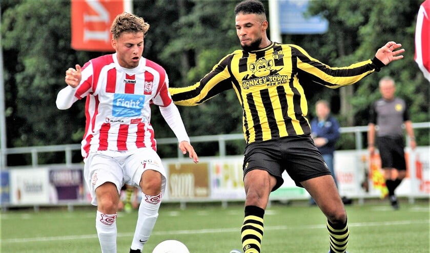 Spits Cedric Aké (Wilhelmus, rechts) maakt tot nu toe een goede indruk (foto: AW).