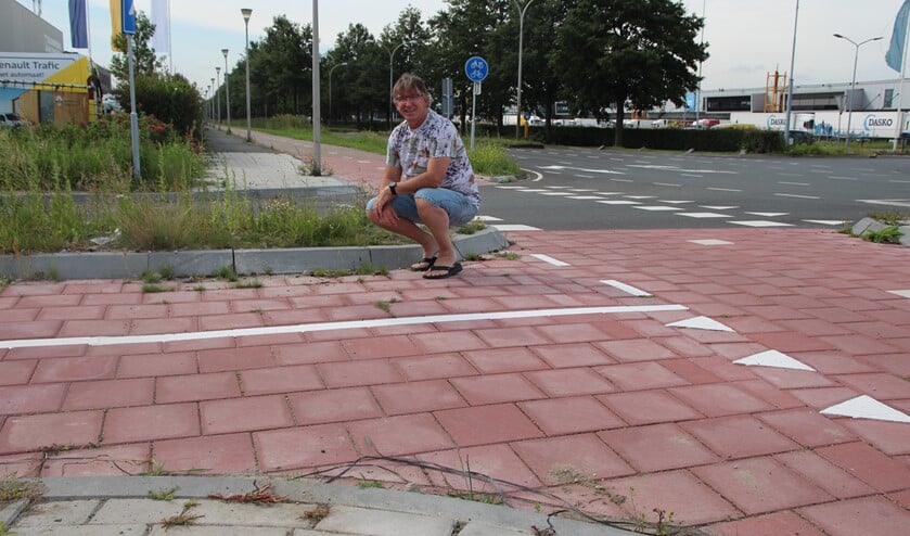 Bij de uitgang aan de kant van Ruyven wordt de stoep afgevlakt en middenberm ingekort.
