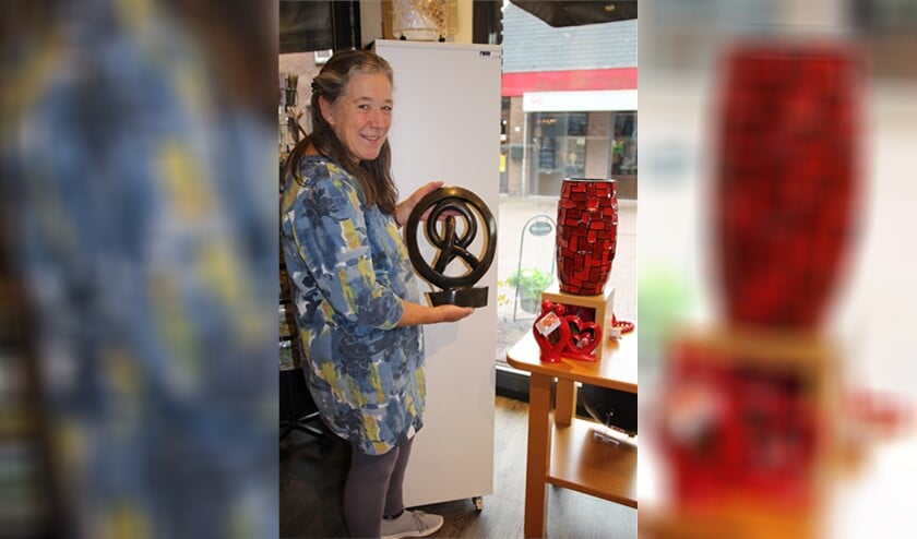 Heily met een van de symbolische beelden: de oneindige knoop.