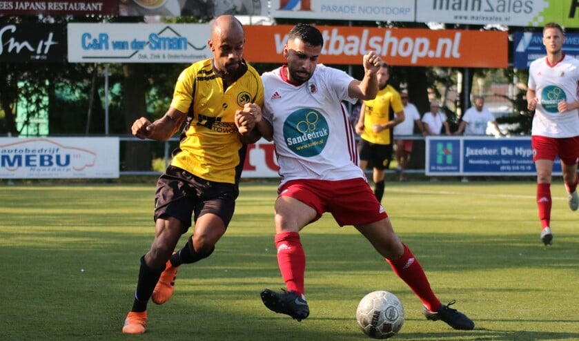 Een stevig duel. SV Nootdorp-speler Ricoberto Luijando (links) werd later uitgeroepen tot speler van het toernooi. (Foto: Sander de Hollander)