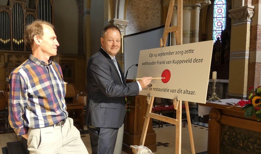 Noud Janssen kijkt of wethouder Frank Kuppeveld zijn punt op de juiste plek zet.
