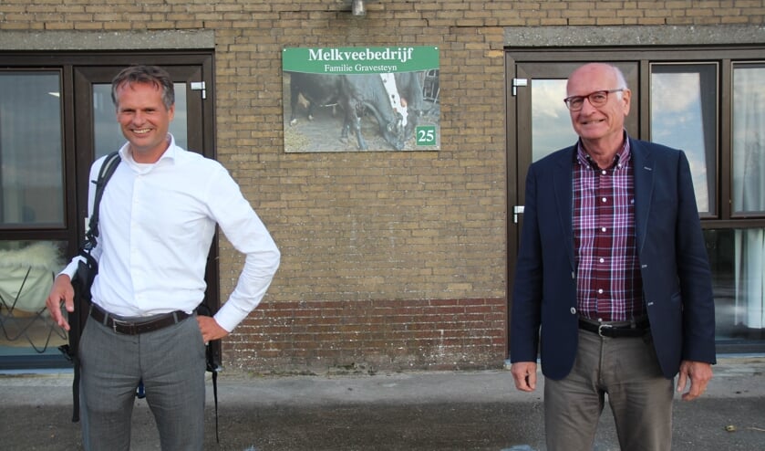 <p>Paul de Bree (rechts) heeft de voorzittershamer van de Energiecoöperatie Pijnacker-Nootdorp overgenomen van grondlegger Matthijs Beke.</p>