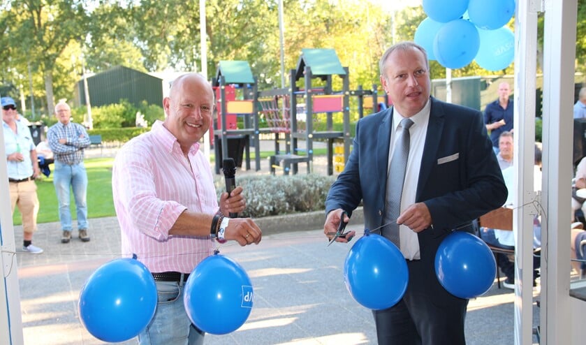 Voorzitter Peter de Jong en sportwethouder Peter Hennevanger heropenden de schitterend vernieuwde kantine van DSVP.