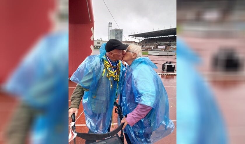Een dikke zoen voor winnaar Jan de Vreede.