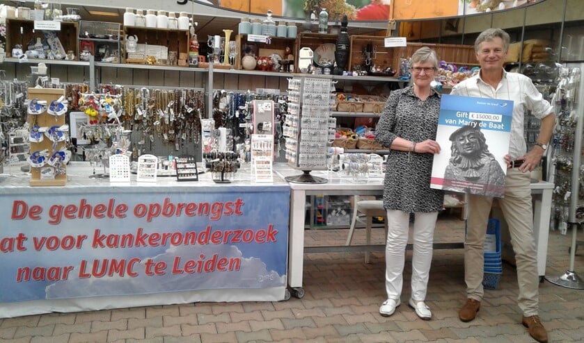 Ward Posthuma neemt de cheque in ontvangst van Marry de Baat.
