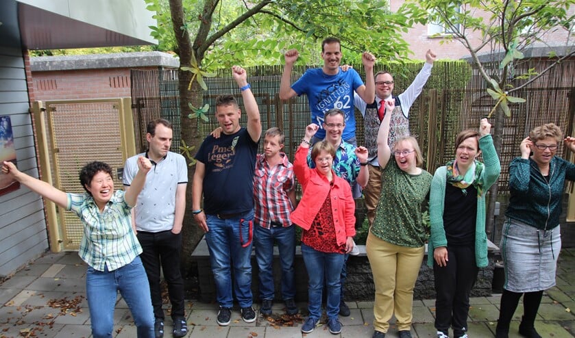 De bewoners feestelijk op de foto.