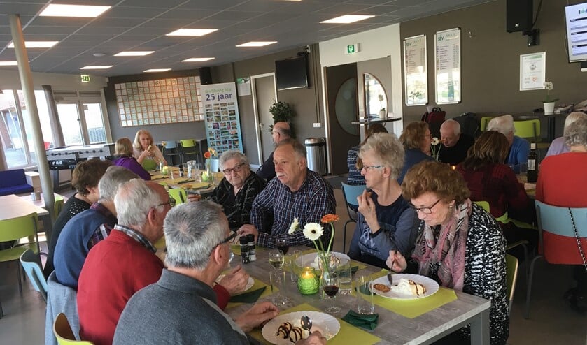 In totaal 23 mensen uit de wijk en omgeving genoten zichtbaar van het Buurtresto in de kantine van SEV (foto: pr).