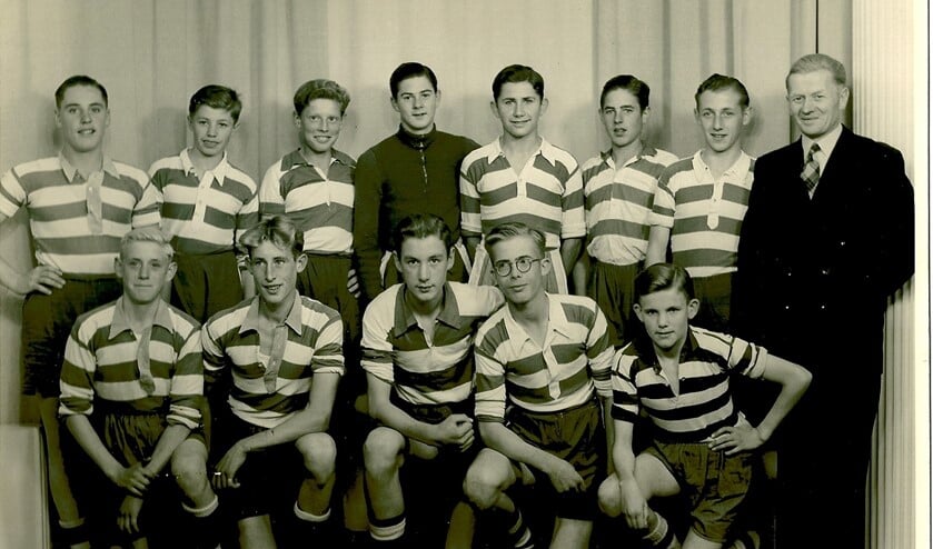 Het B1-team van Oliveo dat in 1952 kampioen werd. Staand: Peter van der Kleij, Wim de Vreede, Frans van der Meer, Sjaak Overmeer, Aad de Boe, Theo van der Marel, Huub Stigt en leider Jac van der Burg. Gehurkt: J. van Beek, A. Kerklaan, Ton Sturkenboom, Nico van Overdam en Koos Ruigrok.