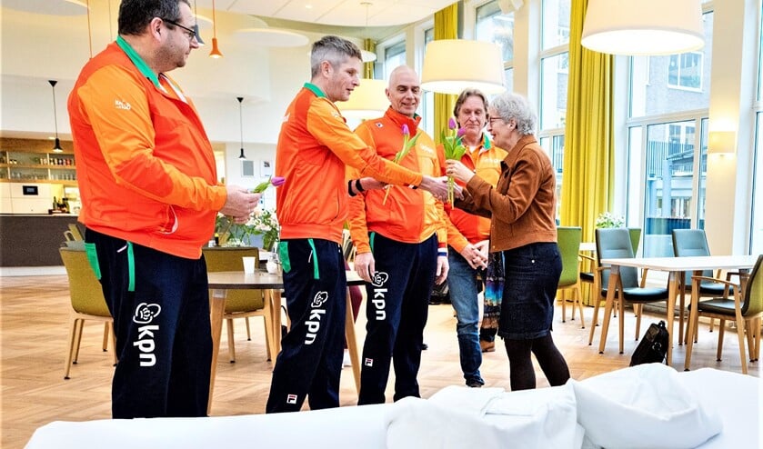 De koppelbedden zijn door Roparun overhandigd aan Anja Jonkers, directeur intramurale zorg van Florence (foto: Studio Oostrum).