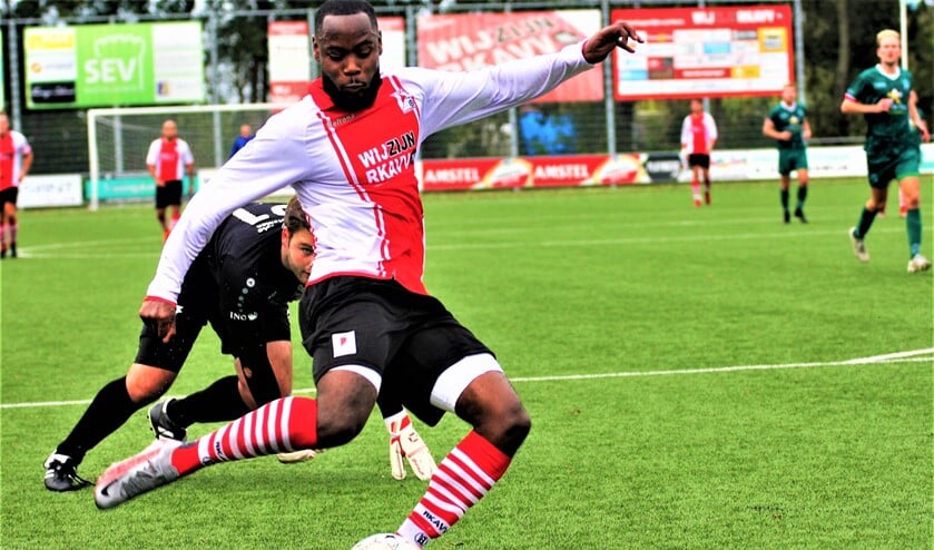 <p>De totaal nog niet wedstrijdfitte Jedsel Markes scoort hier de 3-0 voor RKAVV (foto's: Alexander Wagener).</p>