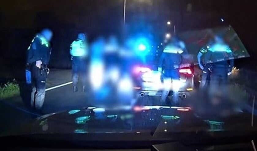<p>De aanhouding van de inzittenden van de personenauto bij Stompwijk (foto/filmpje: politie TVDH).</p>