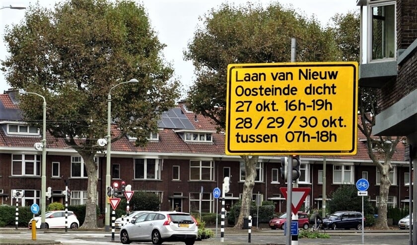 <p>Het bord ontneemt (deels) het zicht op het verkeerslicht (foto: Ap de Heus).</p>