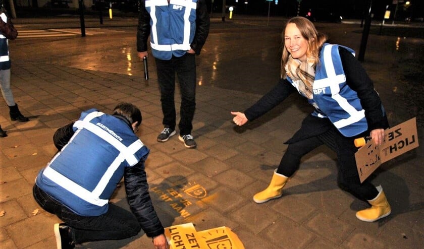 <p>BPT-ers van Voorburg-West spuiten het logo van de actie op verschillende plekken in de wijk waar veel fietsers rijden (foto: Ap de Heus).</p>