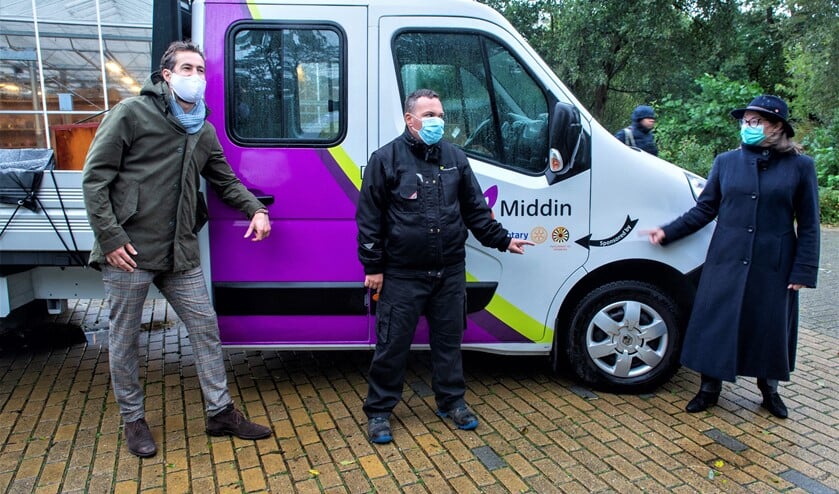 <p>In de stromende regen, is de bus onthuld door een cliënt, een werkbegeleider van Middin en met de sponsoren de Rotary Voorburg en de Tafelronde 103 Leidschendam-Voorburg (foto: pr).</p>