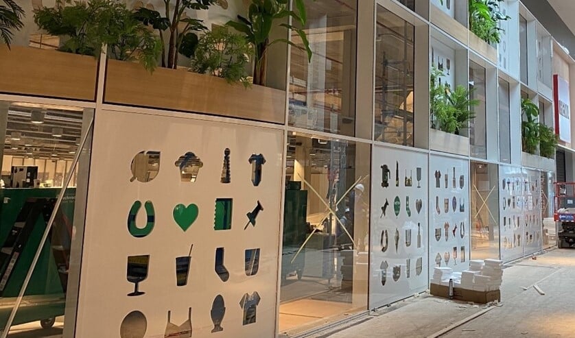 <p>De opvallende gevel van de HEMA is voorzien van witte panelen met uitsneden van de HEMA iconen, afgewisseld met glaspanelen en plantenbakken (foto: pr Mall of the Netherlands/Jos 't Hart).</p>