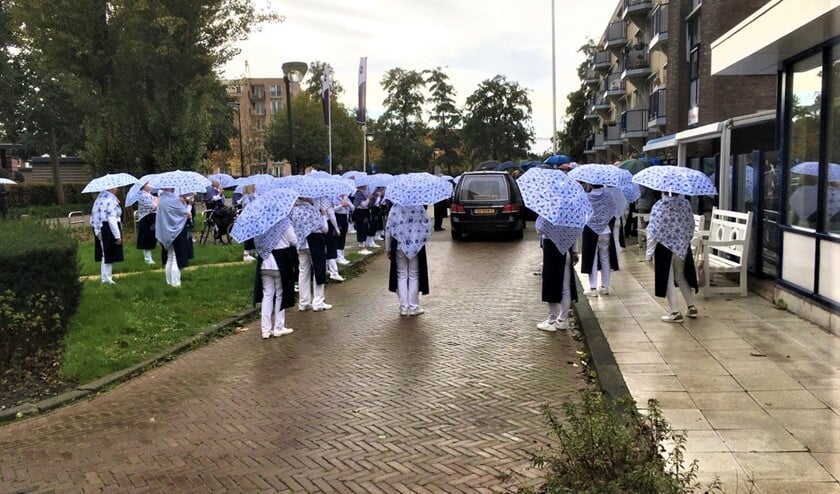 <p>De Vliet Grieten zongen Door van Popering tijdens de uitvaart uit bij WZH Schoorwijck in Leidschendam (foto: Vliet Grieten).</p>