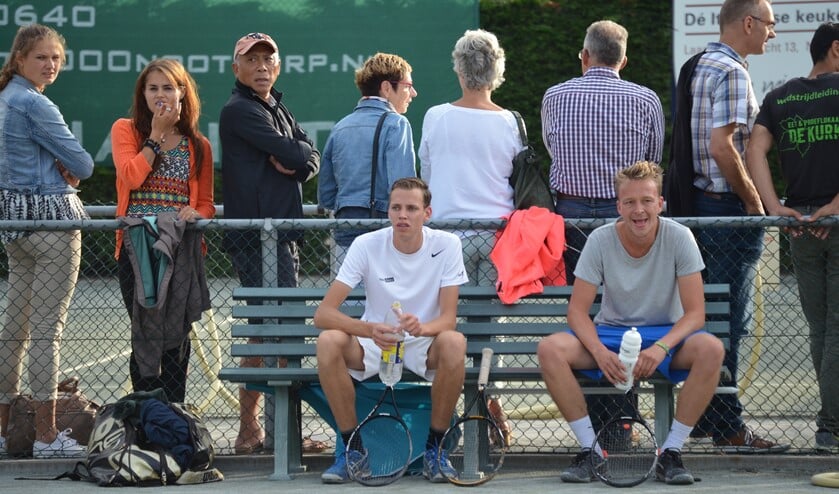 <p>Iedereen kan leren tennissen. (Foto's: genomen voor corona)</p>