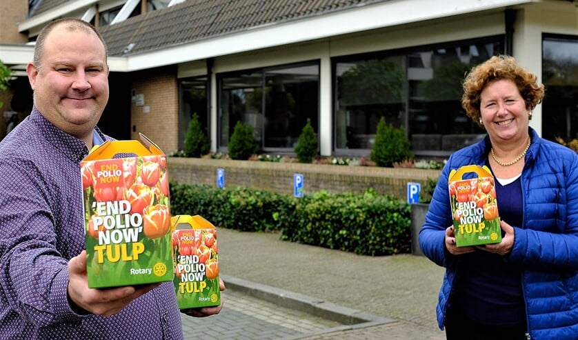 <p>Monique Vreeburg en Adrie den Dulk van Rotary Club Voorschoten-Leidschendam deden mee aan het planten van tulpenbollen op Wereld Polie Dag (foto: Paul van Wezenberg).</p>