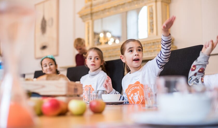 <p>Kinderen stellen vragen bij een burgemeestersontbijt elders in het land (foto: Joni Israeli).</p>