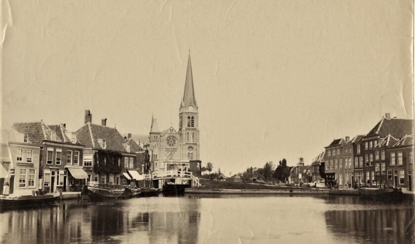 <p>Leidschendam met de Petrus en Pauluskerk aan de sluis; ca 1890.</p>