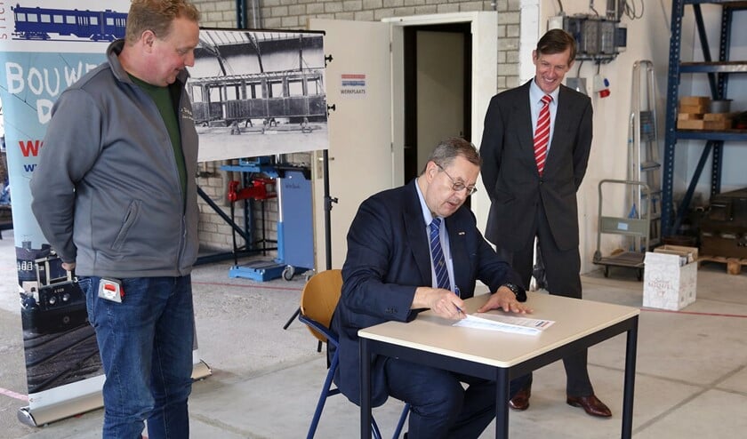 <p>Stichting De Nieuwe Blauwe Tram heeft vrijdag 23 oktober opdracht gegeven voor de bouw van de casco's van de historische Blauwe Tram A619/A920 (foto: pr).</p>