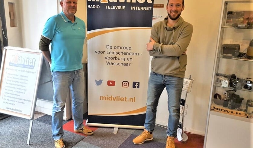 <p>Presentator Alexander Wagener en Bekende Streekgenoot Edwin van de Graaf in de Midvliet studio (foto: René Marquard/Midvliet FM).</p>