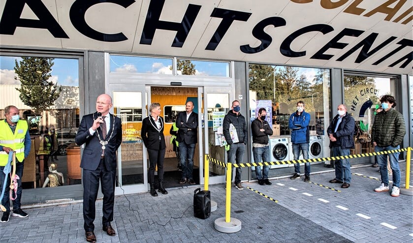 <p>Burgemeester Klaas Tigelaar opende zaterdag het Circulair Amtachtscentrum aan De Star in Leidschendam (foto: Michel Groen).</p>