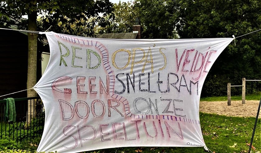 <p>Spandoek van omwonenden van het beoogde tracé (foto: pr).</p>